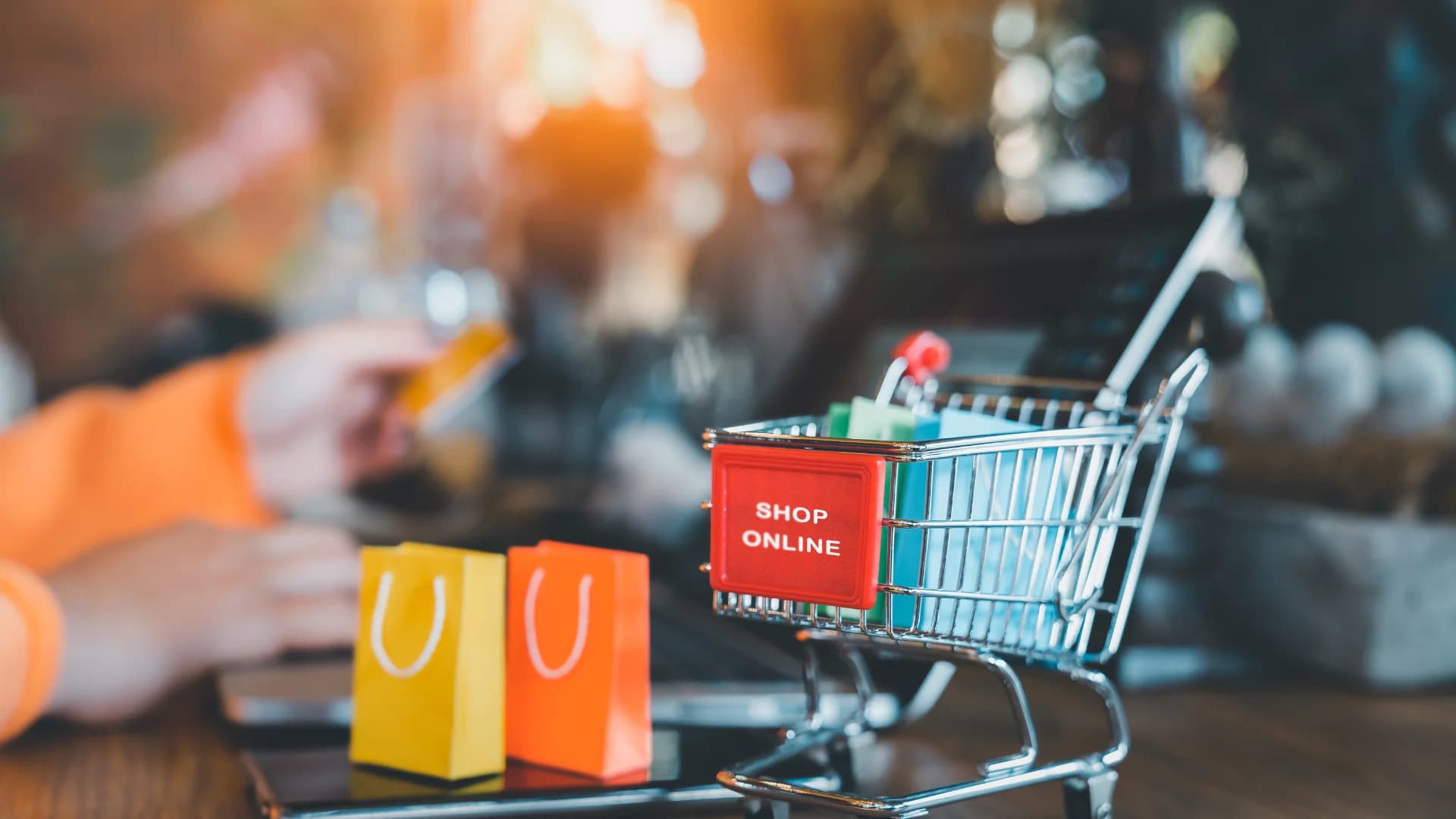 Allegro zakupy online a zakupy w sklepach stacjonarnych – co się bardziej opłaca?